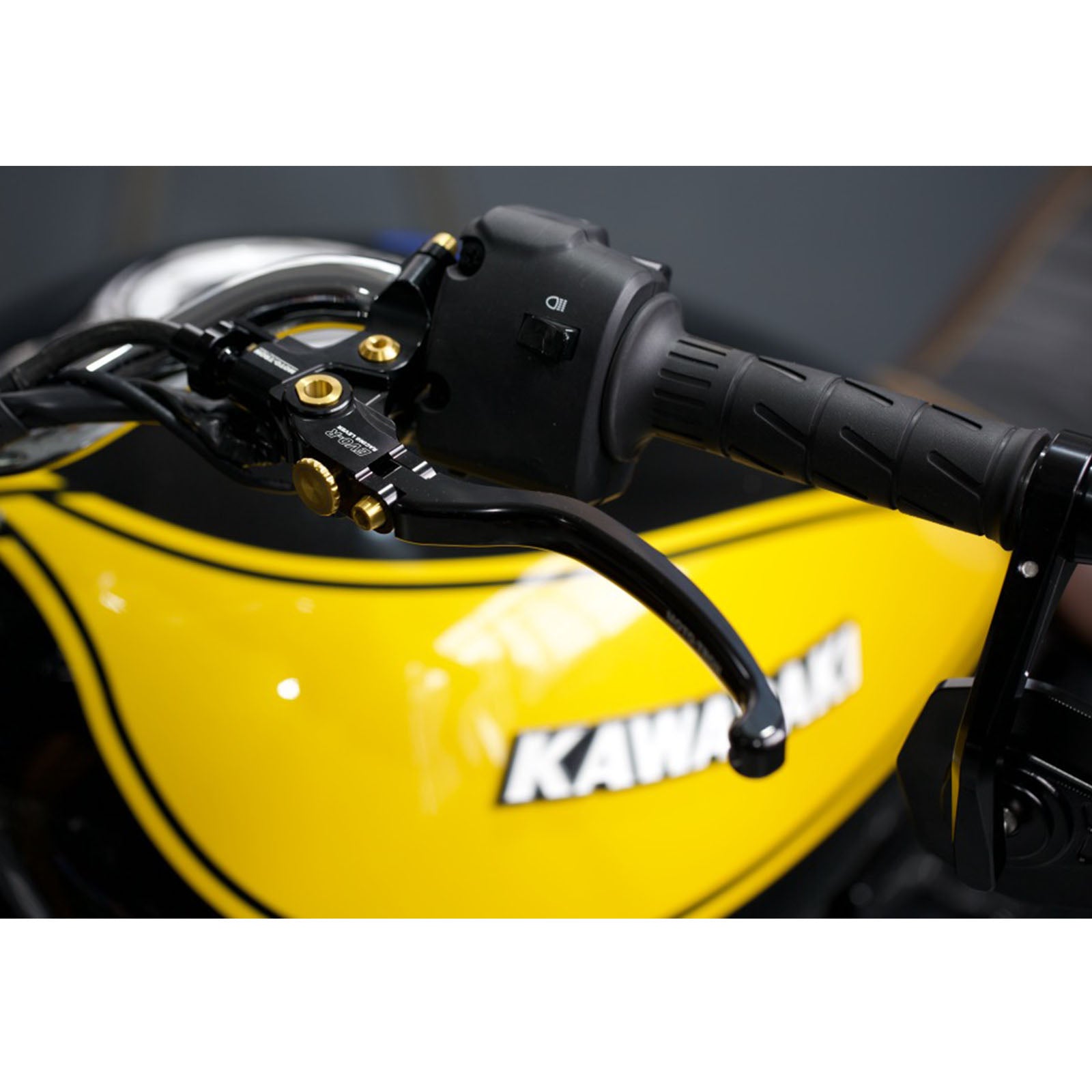 Moto-Tron lightweight racing clutch lever installed on Yamaha MT09, FZ6, XSR700, YZF R6, and R7 motorcycles.